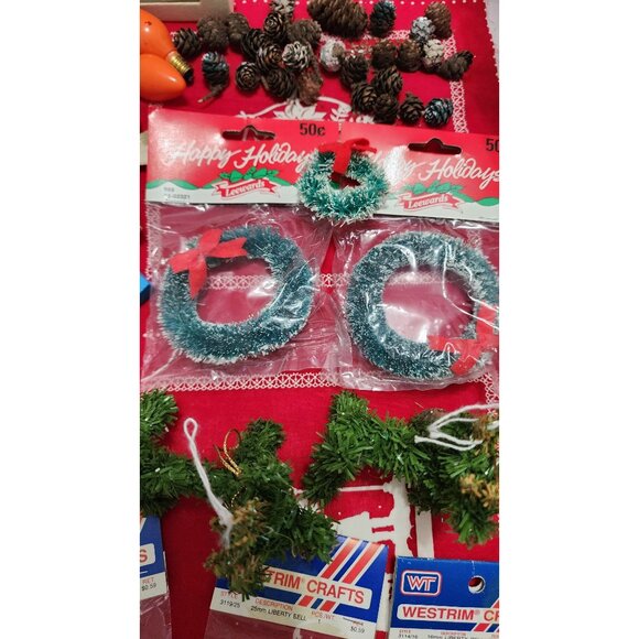 Vintage Christmas Ornament Lot Wreaths Bells Figurines Pinecones Leewards Westri - Picture 13 of 16